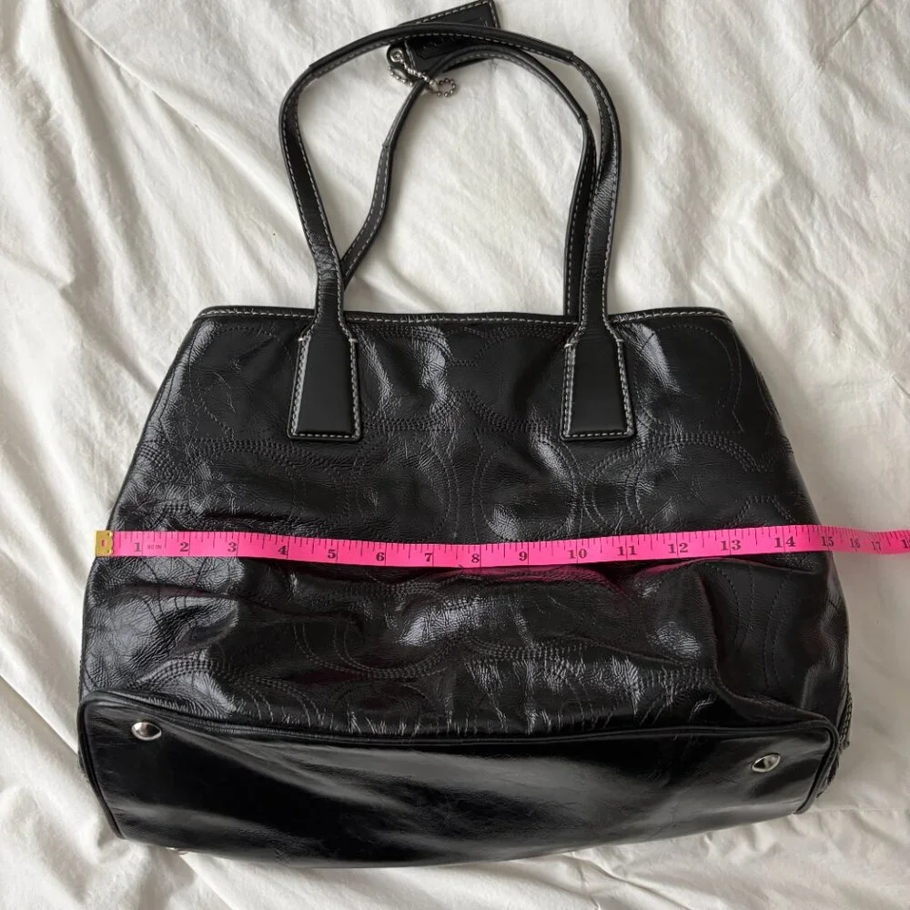 Coach Black Patent Leather Double Side Pockets Kiss Lock Closure luxury Chic